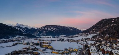 Sankt Michael im Lungau 'nun gündoğumunda, Avusturya - Ocak 2020. Hava aracı görünümü.