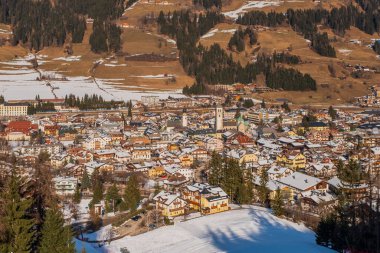 San Candido / Innichen Güney Tyrol / Alto Adige, İtalya 'da kış mevsiminde gün doğumunda. Ocak 2020