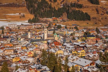 San Candido / Innichen Güney Tyrol / Alto Adige, İtalya 'da kış mevsiminde gün doğumunda. Ocak 2020