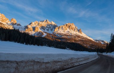 Günbatımında Sexten Dolomites 'teki Antorno Gölü' nden Tre Cime di Lavaredo (Drei Zinnen) görüldü. Veneto, İtalya. Ocak 2020