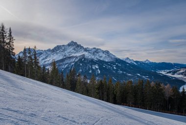 Tre Cime Dolomiti 'deki kış manzarası ya da Drei Zinnen Dolomitleri. Monte Elmo (Sesto), İtalya. Ocak 2020