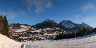 Gondol kaldırma ve kar arka planda dağ sırasını kapladı. San Vigilio, plan de corones, Brunico, İtalya. Ocak 2020