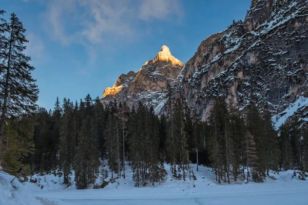 Winterlandschap Van Bevroren Meer Braies Croda Becco Achtergrond Dolomieten Alpen — Stockfoto