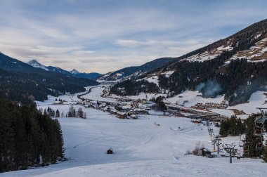 Monte Elmo, Dolomites, İtalya 'nın en iyi manzarası. Dağ kayağı ve snowboard sporu. Sexten (Sesto), Trentino-Alto Adige, Puster Valley (Alta Pusteria), Güney Tyrol. Ocak 2020