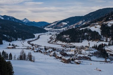 Monte Elmo, Dolomites, İtalya 'nın en iyi manzarası. Dağ kayağı ve snowboard sporu. Sexten (Sesto), Trentino-Alto Adige, Puster Valley (Alta Pusteria), Güney Tyrol. Ocak 2020