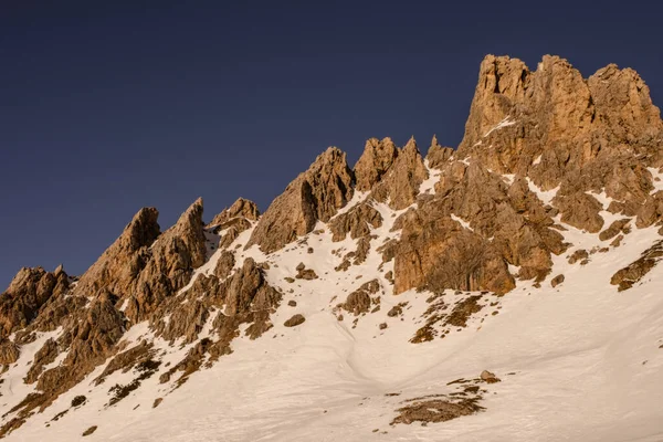 山の上の晴れた夜 太陽の光の中で イタリアのSelva Val Gardena イタリアのスキーリゾート 2020年1月 — ストック写真