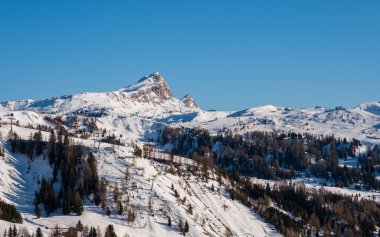 Dolomitlerdeki Alta Badia, dağ manzaralı. Ocak 2020, güneşli kış günü