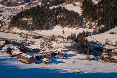 Monte Elmo, Dolomites, İtalya 'nın en iyi manzarası. Dağ kayağı ve snowboard sporu. Sexten Sesto, Trentino-Alto Adige, Puster Valley Alta Pusteria, Güney Tyrol. Ocak 2020