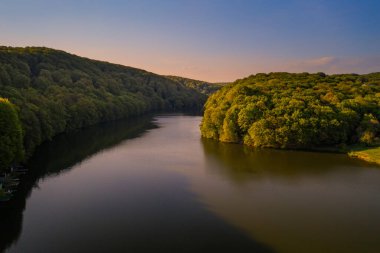 Novyi Rozdol 'daki Barvinok nehri (Yeni Rozdol) kıyısındaki Barvinok Gölü üzerinde hava manzarası. Lviv bölgesi, batı Ukrayna. Mayıs 2020