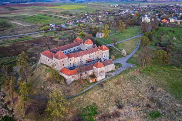 Hermoso Castillo Medieval Pueblo Svirzh Swirz Oeste Ucrania Tarde Tranquila —  Fotos de Stock