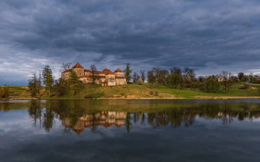 Nisan 2020 'de günbatımında Antik Svirzh kalesi. Svirzh köyü, Lviv bölgesi.