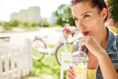 Limonata içen genç ve güzel bir kadın. Yaz konsepti