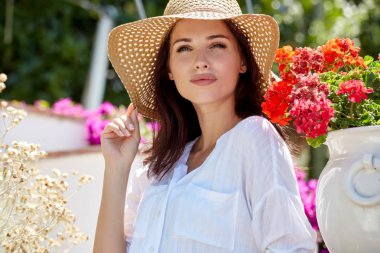 Yaz Bahçesi, Hasır Şapkalı güzel kadınlar.