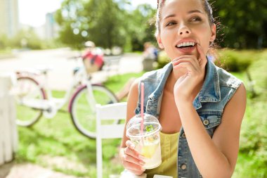 Limonata içen genç ve güzel bir kadın. Yaz konsepti
