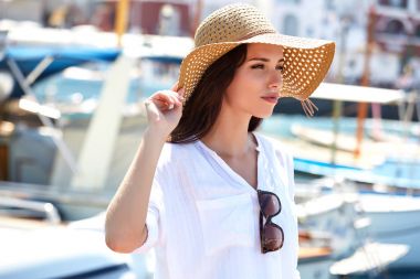 Limanda hasır şapka giyen güzel genç kadın. Yaz konsantrasyon