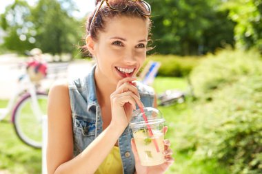 Limonata içen genç ve güzel bir kadın. Yaz konsepti