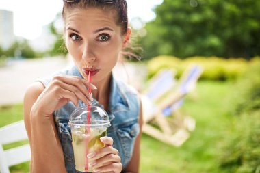 Limonata içen genç ve güzel bir kadın. Yaz konsepti