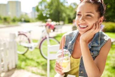 Limonata içen genç ve güzel bir kadın. Yaz konsepti