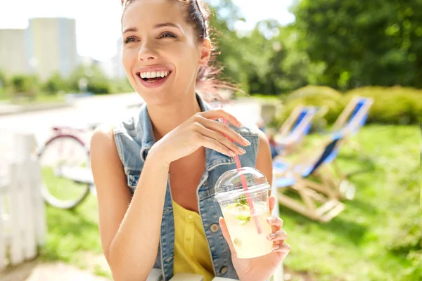 可爱的年轻微笑的女人喝柠檬水。夏季概念 — 图库照片