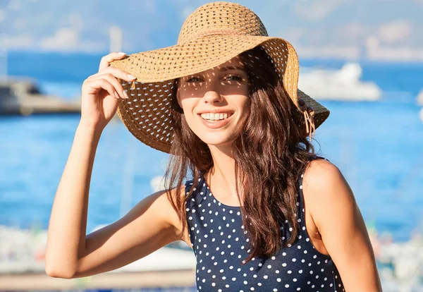 Härlig flicka i en hatt skyddar ansiktet mot solen — Stockfoto