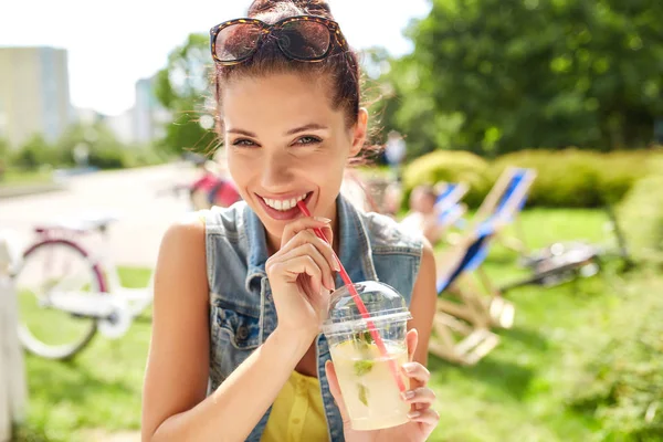 素敵な若い笑顔の女性はレモネードを飲む。夏のコンセプト — ストック写真