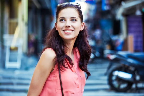 Usmívající se krásná mladá žena na ulici — Stock fotografie