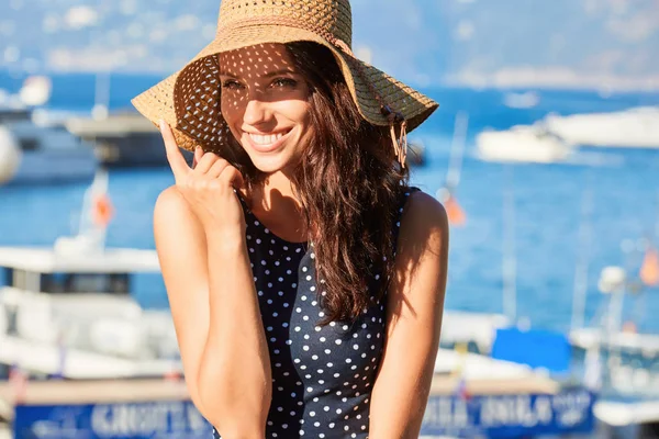 Encantadora chica en un sombrero protege su cara del sol — Foto de Stock