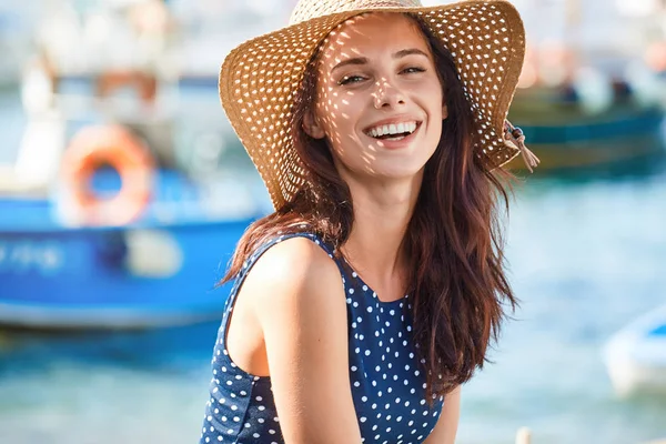 Retrato de una hermosa mujer con sombrero de paja. Niña riendo. Suma — Foto de Stock