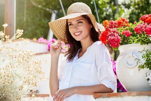 Young pretty woman smiling. Beautiful women in a straw hat at th — Stock Photo, Image