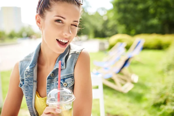 Härlig ung leende kvinna som dricker lemonad. Sommarkoncept — Stockfoto