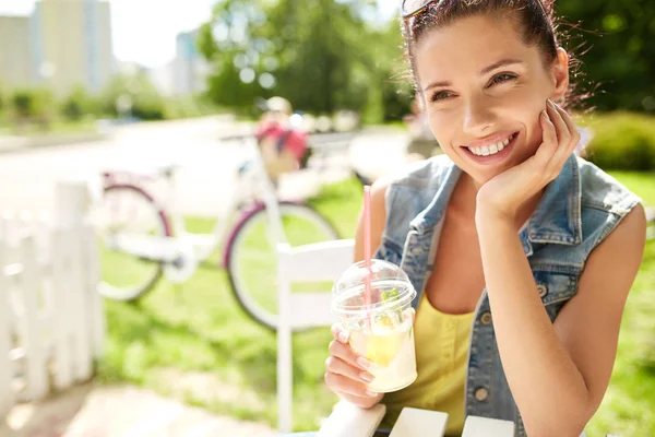 Krásná mladá usměvavá žena pije limonádu. Letní koncept — Stock fotografie