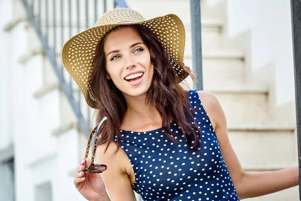 Piękna młoda kobieta w sukni i słomkowy kapelusz spacery po t — Zdjęcie stockowe