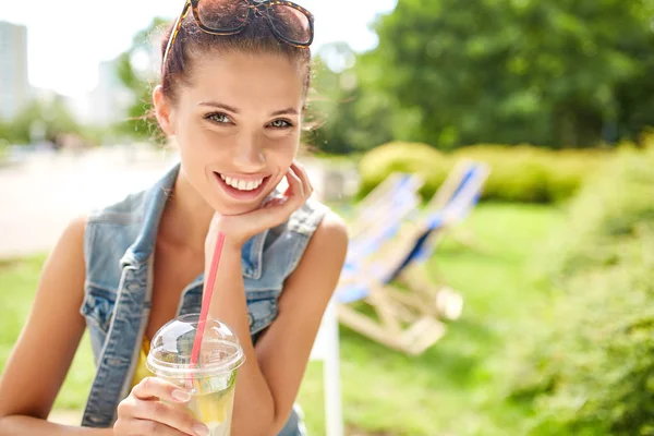 Mooie jonge glimlachende vrouw die limonade drinkt. Zomer concept — Stockfoto