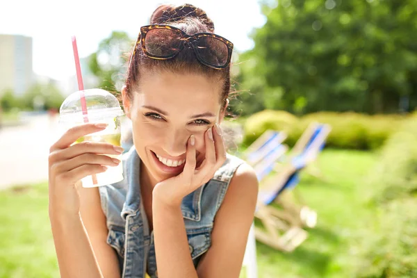 Härlig ung leende kvinna som dricker lemonad. Sommarkoncept — Stockfoto