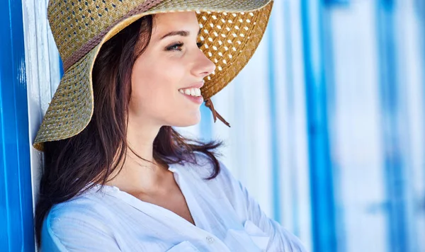 Portrait of a beautiful woman in a straw hat. Blue white backgro — Stock Photo, Image