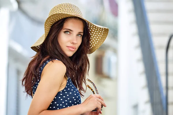 Güzel genç kadın elbise ve hasır şapka 