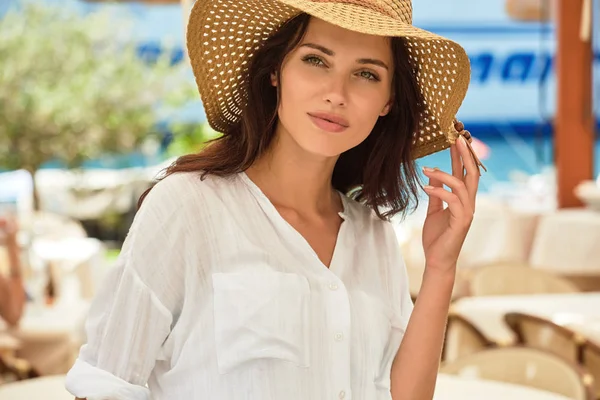 Fashionabla vacker ung kvinna i stor hatt. — Stockfoto