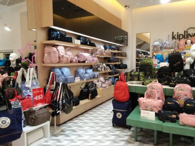 Bangkok, Tayland - 13 Ekim 2019; Kipling çanta / ürünleri Terminal21 Asoke, Sukhumvit Yolu 'ndaki Alışveriş Merkezi