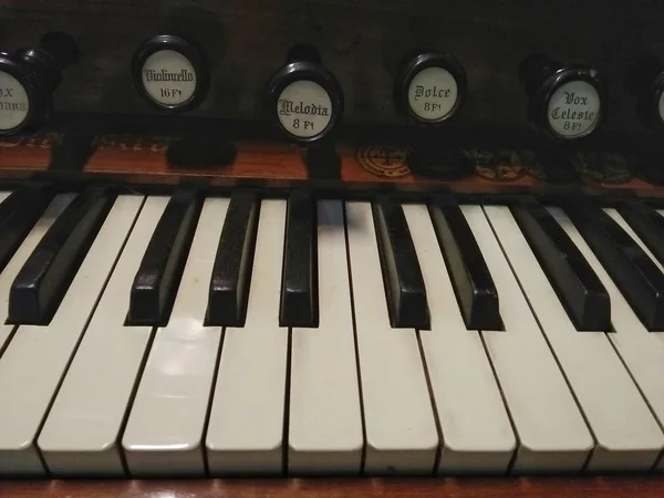 Gros Plan Vieux Clavier Piano Avec Fond Bois Looks Vintage — Photo