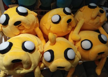 Raftaki hayvan bebekleri.