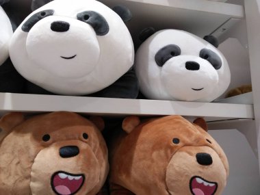 Düzenli raflarda bir sürü sevimli hayvan oyuncağı var..
