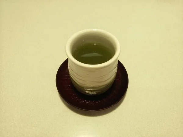 熱い緑茶 日本茶 白を基調としたセラミックカップに伝統的なハーブグリーンティー 健康飲料コンセプト — ストック写真