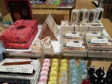 Bangkok, Tayland - Ocak 07 2020: Isetan 'da rafta bulunan süslü sabun hatıra / ürünler Cosmos & Harmony markası (Japon mağaza zinciri). Central World alışveriş merkezindeki mağaza.. 