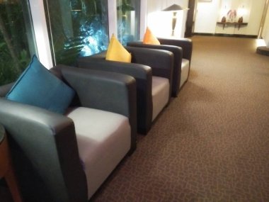 Siyah mobilyaları, kanepe lambası ve penceresi olan rahat bir oturma odası, şık bir iç tasarım..