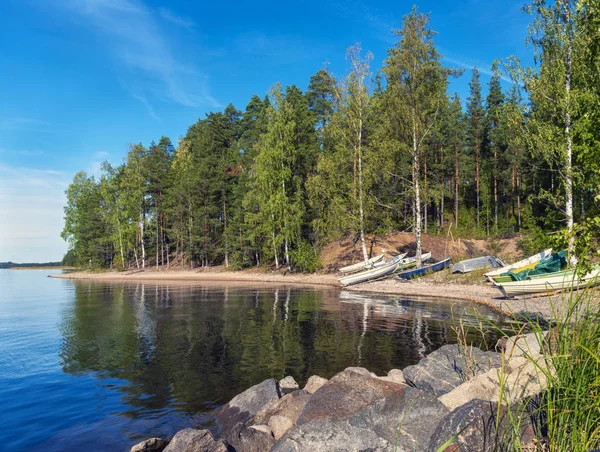 Saimaa Gölü kıyısında tekneler
