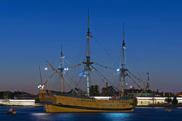 Velero Poltava frente a la fortaleza de Pedro y Pablo — Foto de Stock