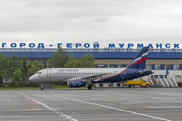 Aeroflot 'un Sukhoi Superjet' i Murmansk havaalanında.