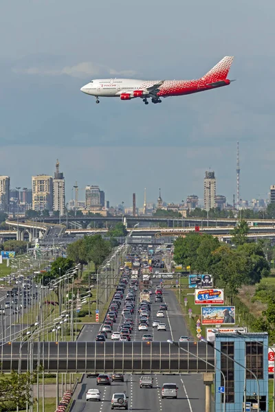 Boeing 747 Pulkovo otoyolunun üzerinde uçuyor.