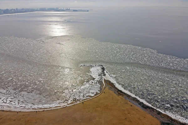 Praia de areia do Golfo da Finlândia em São Petersburgo — Fotografia de Stock