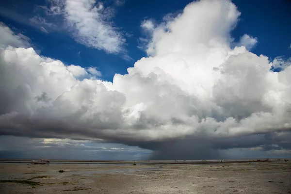 Chuva Cumulus nuvem sobre um fundo raso do oceano — Fotografia de Stock